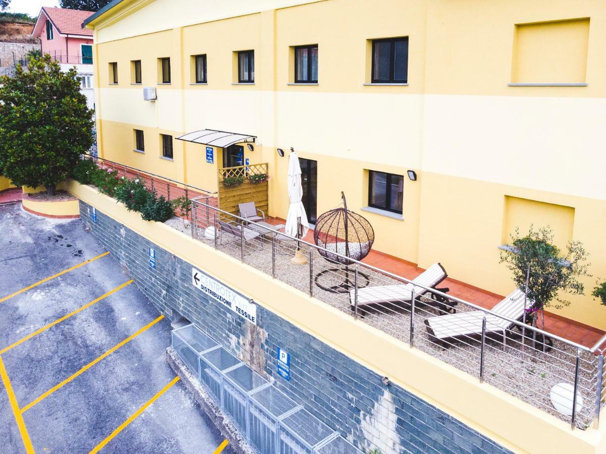فندق Riviera Hub Cisano sul Neva المظهر الخارجي الصورة